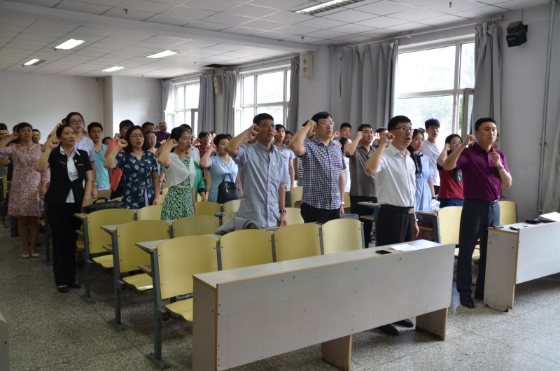 重温誓词_副本.jpg 重温誓词_副本.jpg